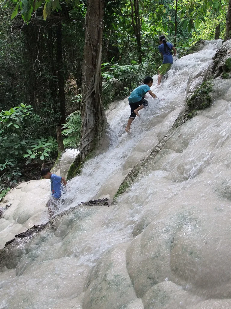 부아통 폭포·쩻시 샘 산림공원(Buatong Waterfall and Jedsee Fountain Forest Park)