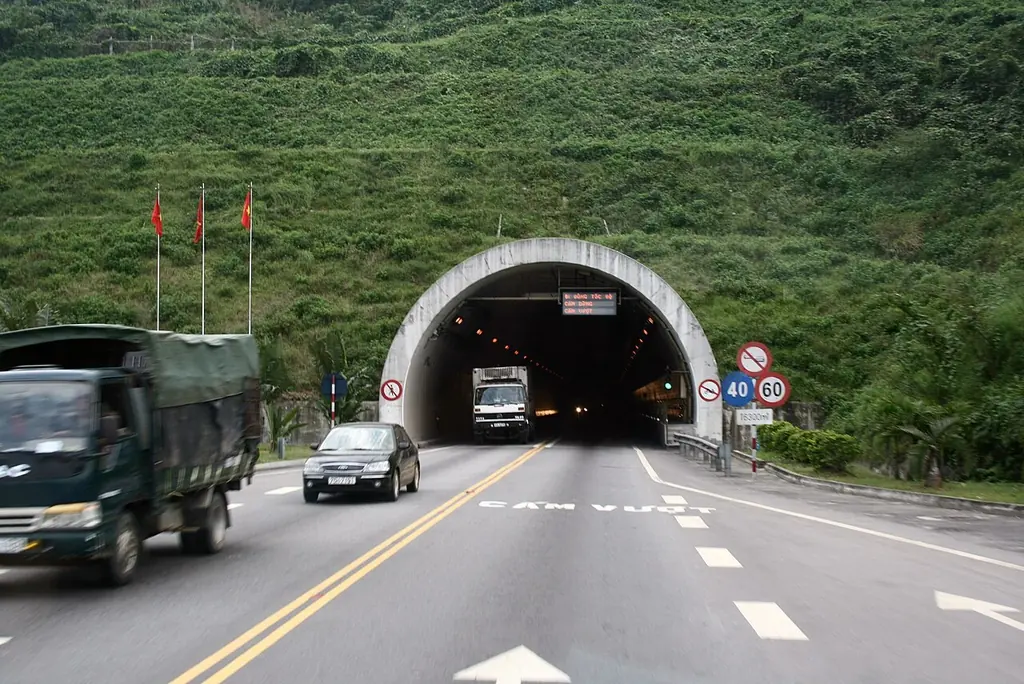 하이번 터널 오토바이 운송(Hầm đường bộ Hải Vân)