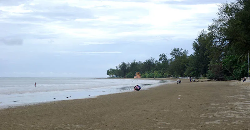 탄중 아루 해변(Pantai Tanjung Aru)
