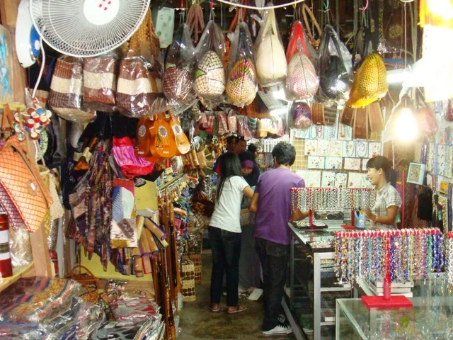 핸디크래프트 마켓(Anjung Kinabalu / Handicraft Market)