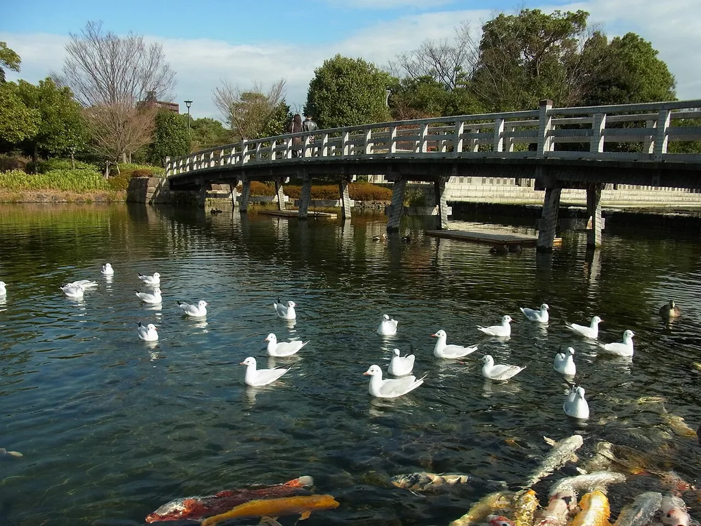 시로토리 정원(白鳥庭園)