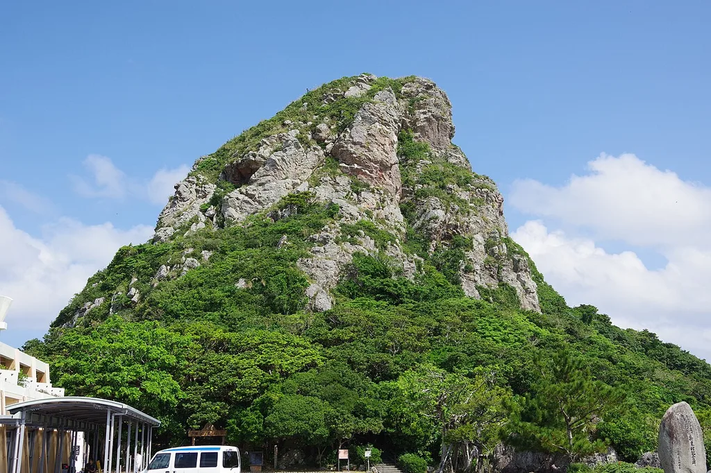 이에섬 구스쿠야마 · 이에지마 탓추(城山 · 伊江島タッチュー)