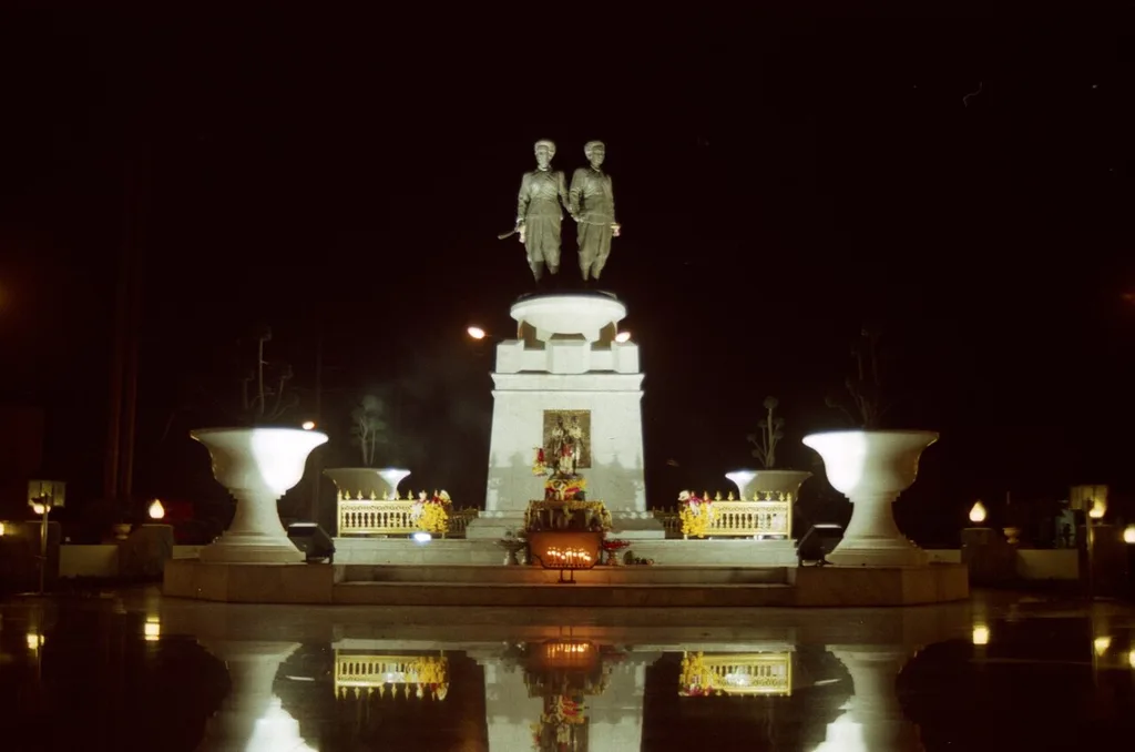 두 여걸 기념비(Two Heroines Monument / อนุสาวรีย์ท้าวเทพกระษัตรี ท้าวศรีสุนทร)